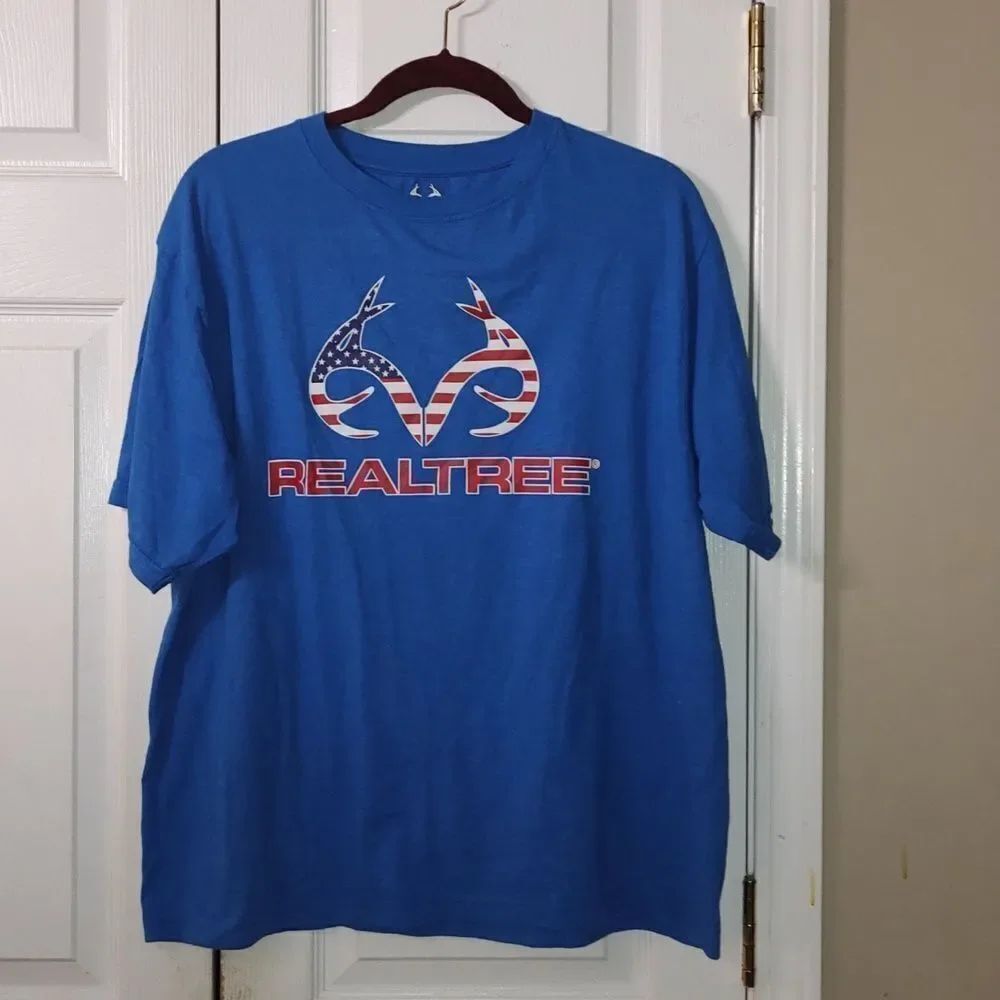 Realtree blue with red white blue logo short sleeve tshirt Sz M